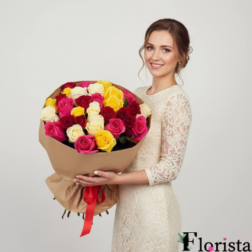 Букет із 35 різнокольорових троянд