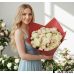 Ein Strauß weißer Rosen und blassrosa Buschrosen