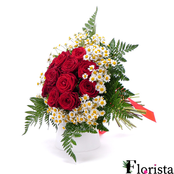 Zarte rote Rosen mit Gänseblümchen