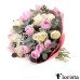 Zarte weiße und rosa Rosen mit Eukalyptus.
