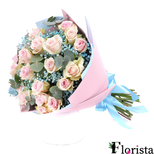 Zartrosa Rosen, blaues Schleierkraut