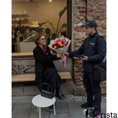 Мюнхен, Німеччина - Букет з 15 різнокольорових троянд.