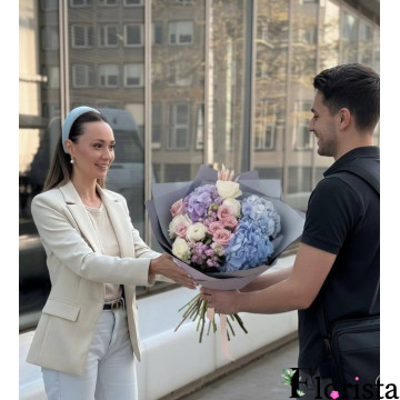 Düsseldorf, Deutschland – Strauß aus Hortensien und Rosen