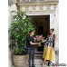 Sevilla, Spanien – Blumenstraußkollektion zum Fest der Farben