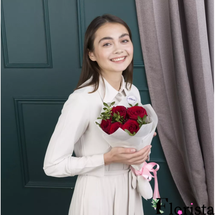 5 червоних троянд