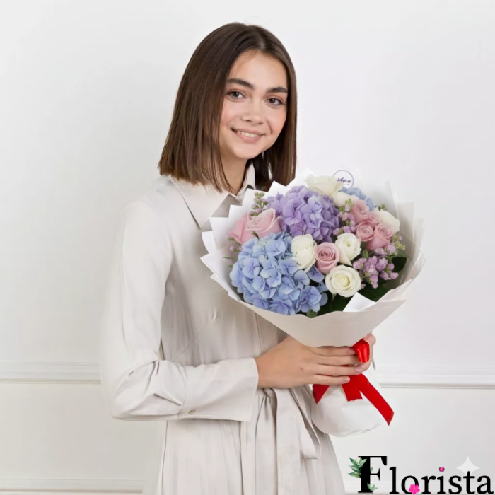 Букет гортензій і троянд