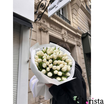 Paris, Frankreich – ein Strauß mit 51 weißen Tulpen.