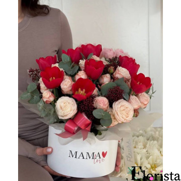 Харків, Україна - композиція квітів у коробці