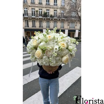 Paris, Frankreich - zusammengestellter Blumenstrauß in einem Korb