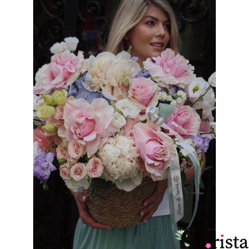 Barcelona, Spanien - Korb mit gemischten Blumen